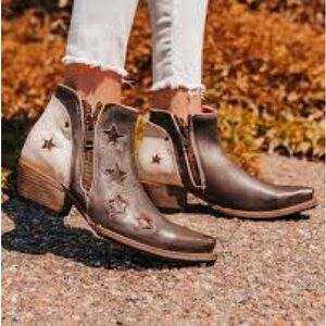 Firebird Sz 8 Weaver Booties Brown White Contrast w Star Detail and Side Zippers